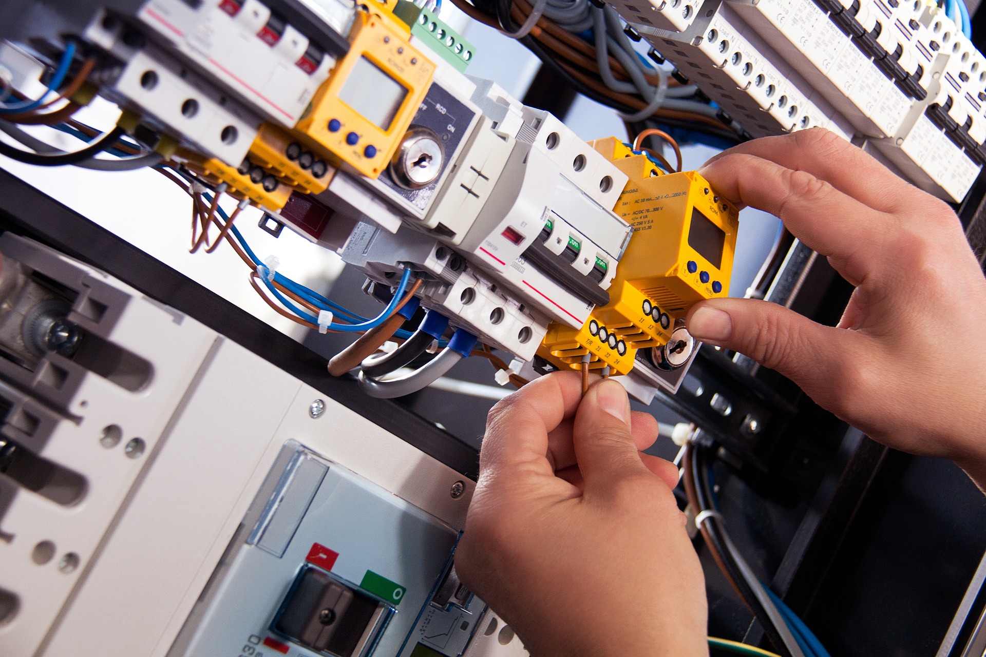 Schalttechniker(in) / Elektroinstallateur(in) Schalttechniker(in) / Elektroinstallateur(in)